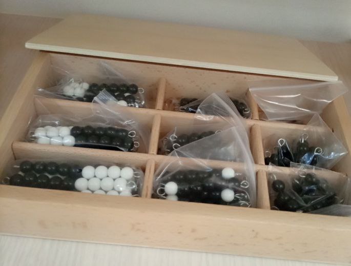 علبة الخرز الأسود × الأبيض